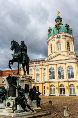 Berlin, Almanya ve Avrupa 'daki Schloss Charlottenburg sarayının önündeki Büyük Frederick Heykeli