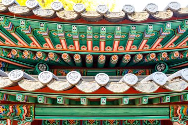 Seul, Güney Kore, Asya 'daki Changdeokgung Sarayı' ndaki bir köşkün renkli çatısı.