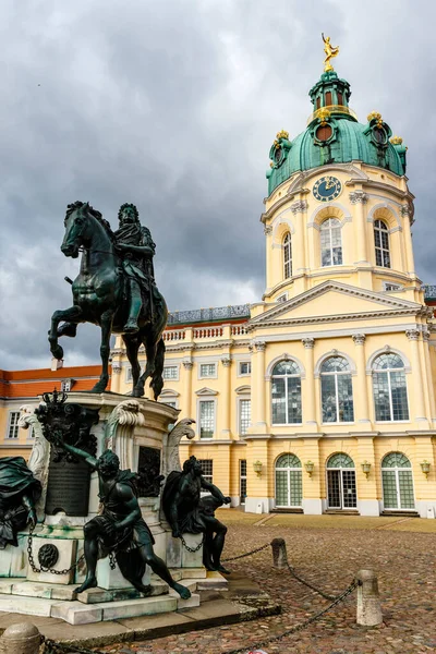 Estatua Federico Grande Frente Palacio Schloss Charlottenburg Berlín Alemania Europa — Foto de Stock