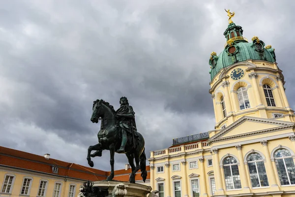 Estatua Federico Grande Frente Palacio Schloss Charlottenburg Berlín Alemania Europa — Foto de Stock
