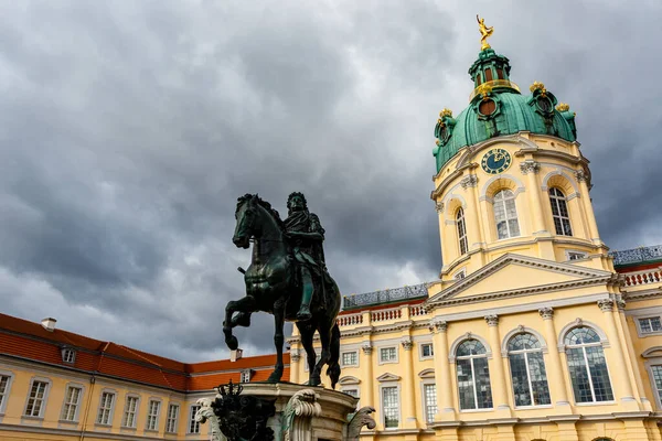 Estatua Federico Grande Frente Palacio Schloss Charlottenburg Berlín Alemania Europa — Foto de Stock