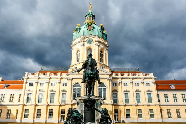 Estatua Federico Grande Frente Palacio Schloss Charlottenburg Berlín Alemania Europa — Foto de Stock