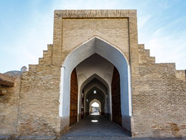 Toqi Zargaron 'un Buhara, Özbekistan, Orta Asya' daki kubbe ticareti pazarı girişi