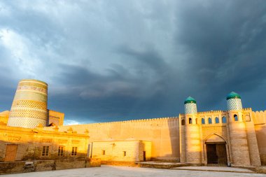 Kuhna Ark kalesi ve Kalta Minor minaresi sabah güneşinde, Khiva, Özbekistan, Orta Asya