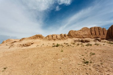 Kuzey Özbekistan, Orta Asya 'daki Kyzylkum Çölü' ndeki Ayaz Kala çöl kalesine bakın.