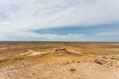 Kuzey Özbekistan, Orta Asya 'daki Kyzylkum Çölü' ndeki Ayaz Kala çöl kalesine bakın.