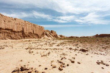 Kuzey Özbekistan, Orta Asya 'daki Kyzylkum Çölü' ndeki Ayaz Kala çöl kalesine bakın.