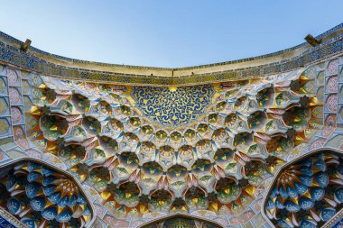 Abdulaziz Khan Madrasa Iwan - Muqarnas Giriş Kapısı İslami Mimari Detayı 1652 yılında ünlü Ulugbek Medressa 'nın karşısındaki Buhara şehrinde. Özbekistan, Orta Asya