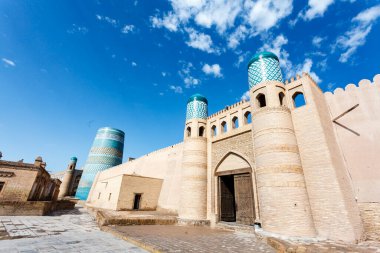 Kuhna Ark kalesi ve Kalta Minor minaresi sabah güneşinde, Khiva, Özbekistan, Orta Asya