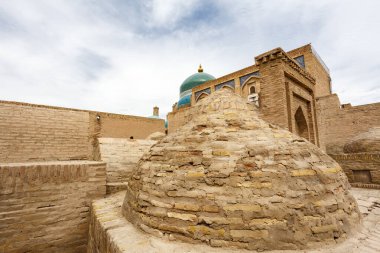 Eski bir cami ve Khiva, Özbekistan, Orta Asya hanedanlığındaki medrese.