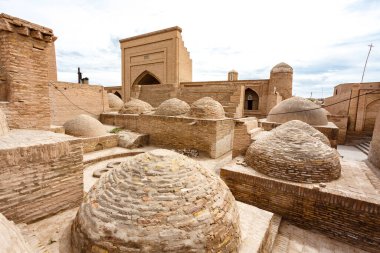 Eski bir cami ve Khiva, Özbekistan, Orta Asya hanedanlığındaki medrese.