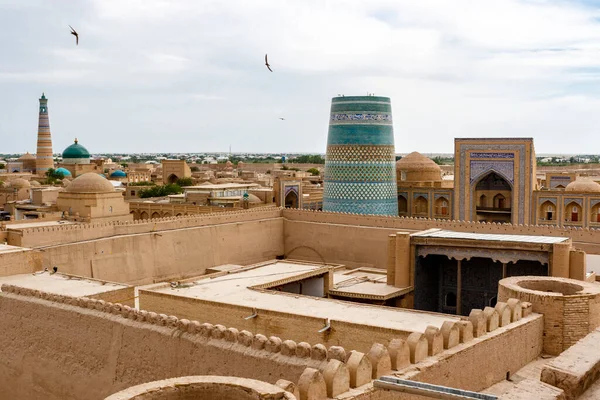 ウズベキスタン 中央アジアのヒヴァの歴史的な都市を見下ろす — ストック写真