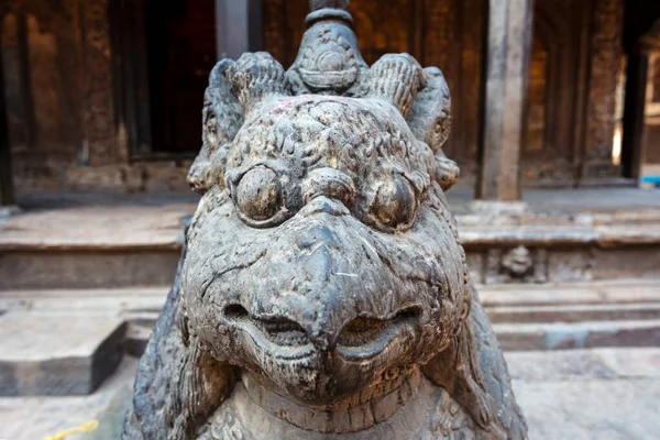 Estátua Pássaro Guarda Frente Templo Hindu Patan Lalitpur Vale Kathmandu — Fotografia de Stock