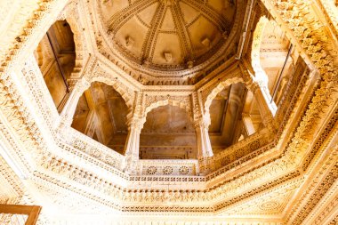 Jaisalmer bölgesinde, Rajasthan, Hindistan ve Asya 'daki Jain tapınağının içi.