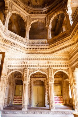 Jaisalmer bölgesinde, Rajasthan, Hindistan ve Asya 'daki Jain tapınağının içi.
