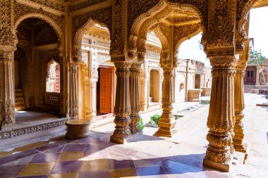 Jaisalmer bölgesinde, Rajasthan, Hindistan ve Asya 'daki Jain tapınağının içi.