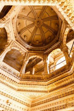 Jaisalmer bölgesinde, Rajasthan, Hindistan ve Asya 'daki Jain tapınağının içi.