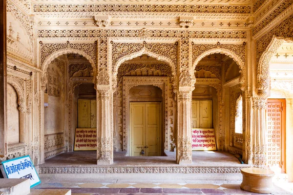 Jaisalmer bölgesinde, Rajasthan, Hindistan ve Asya 'daki Jain tapınağının içi.