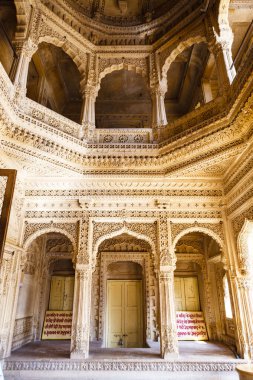 Jaisalmer bölgesinde, Rajasthan, Hindistan ve Asya 'daki Jain tapınağının içi.