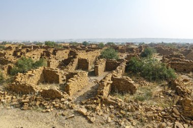 Thar Çölü, Rajasthan, Hindistan, Asya 'daki Kuldhara köyündeki terk edilmiş kerpiç evleri.
