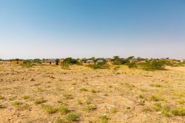 Jaisalmer, Rajasthan, Hindistan, Asya yakınlarındaki Thar Çölü 'nde evleri ve kulübeleri olan küçük bir köy.