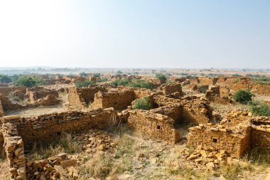 Thar Çölü, Rajasthan, Hindistan, Asya 'daki Kuldhara köyündeki terk edilmiş kerpiç evleri.
