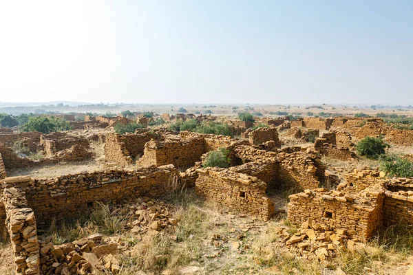 Thar Çölü, Rajasthan, Hindistan, Asya 'daki Kuldhara köyündeki terk edilmiş kerpiç evleri.