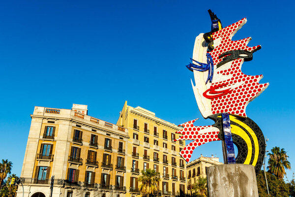 "Глава Барселоны" (El Cap de Barcelona) - сюрреалистическая скульптура, созданная американским поп-художником Роем Феттелем к летней Олимпиаде 1992 года в Барселоне, Каталония, Испания - январь 2022 года.