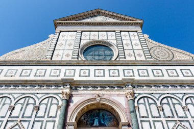 Santa Maria Novella cephesi, Floransa, İtalya, Avrupa 'da bir Roma Katolik kilisesi (Ağustos 2021)