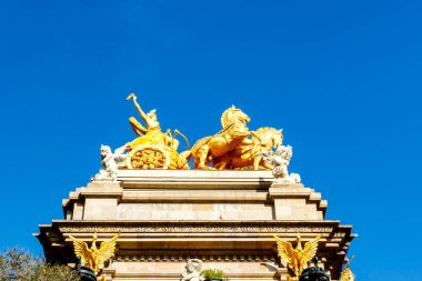 Quadriga de l 'Aurora Barcelona, Katalonya, İspanya' daki Citadel Park 'taki Font de la Cascada çeşmesinin zirvesinde (Eylül 2021))