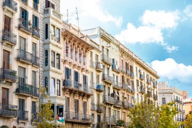 El Borne, Barselona, Katalonya, İspanya, Avrupa 'daki eski apartman binaları cephesi (Eylül 2021)