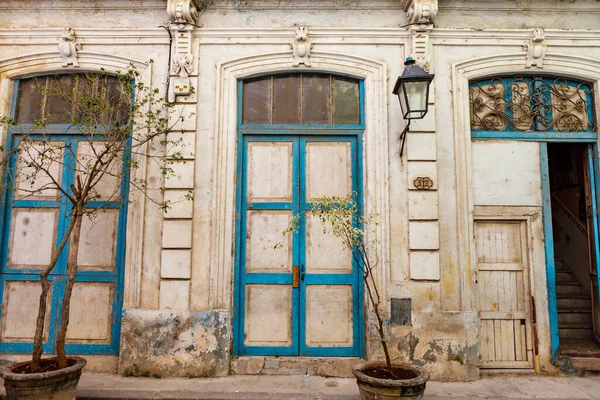 Küba, Havana 'nın tarihi merkezinde eski bir sömürge binasının cephesi
