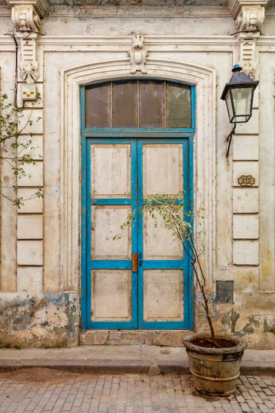 Küba, Havana 'nın tarihi merkezinde eski bir sömürge binasının cephesi