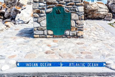 Cape l 'Algulhas, Batı Burnu, Güney Afrika ve Afrika' daki Afrika kıtasının en güney ucu için bir anıt.