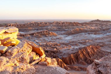 Kuzey Şili, Güney Amerika 'daki Atakama Çölü' ndeki Valle de la Luna Ay Vadisi 'nde gün batımı