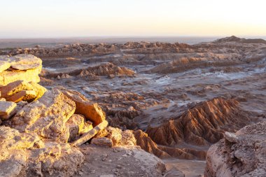 Kuzey Şili, Güney Amerika 'daki Atakama Çölü' ndeki Valle de la Luna Ay Vadisi 'nde gün batımı