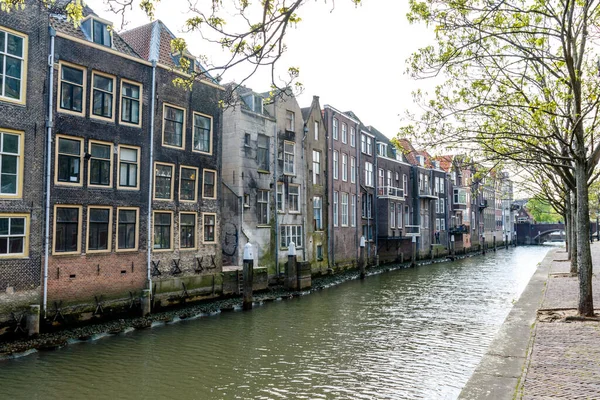 Dordrecht, Zuid-Holland, Hollanda, Avrupa 'da eski Hollandalı evleri olan kanal