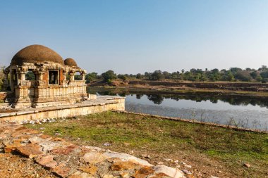 Chittorgarh, Rajasthan, Hindistan ve Asya 'daki Chittor Kalesi' nin yanındaki göletin yanındaki eski pavilyon.