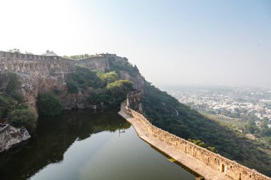 Chittorgarh Kalesi 'nin ve Rajasthan, Hindistan, Asya' daki Gaumukh Barajı 'nın dışında.