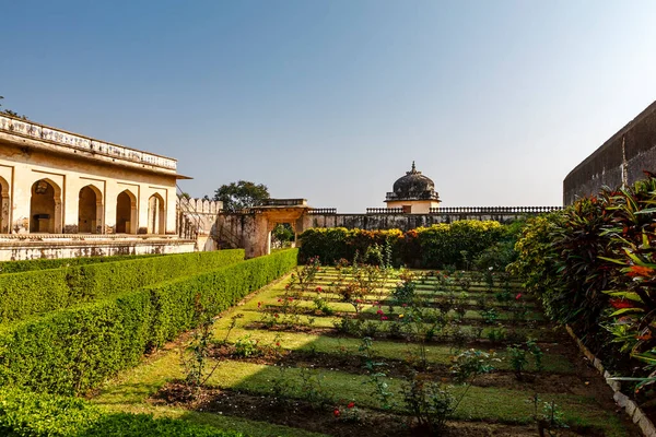 Hindistan, Asya 'daki Chittorgarh kalesinin içindeki gül bahçesi.