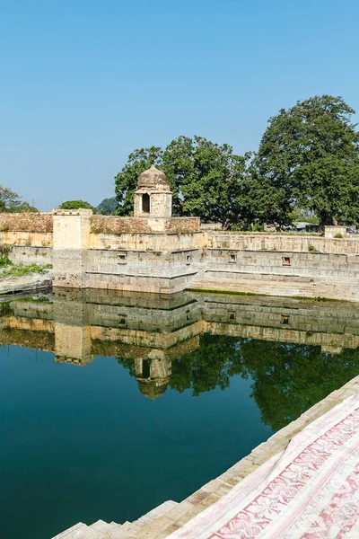 亚洲拉贾斯坦邦Chittorgarh的Chittor堡内一个池塘边的旧亭子 — 图库照片
