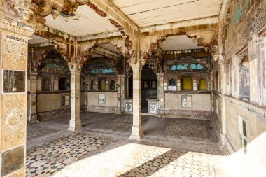 Hindistan, Asya 'daki Rajasthan' daki Bundi Sarayı 'nın zengin dekore edilmiş salonu.