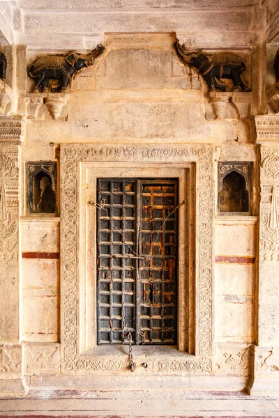 Old Door Guarded Elephant Statues Bundi Palace Rajasthan India Asia — Foto de Stock