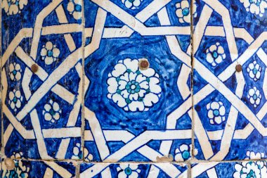 Özbekistan 'ın başkenti Khiva' da bir medresenin cephesinde çiçek motifli el yapımı mavi fayanslar.