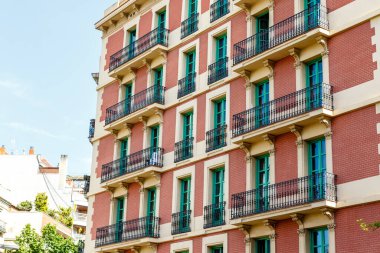 El Eixample, Barcelona, Katalonya, İspanya ve Avrupa 'daki eski apartman binalarının cephesi