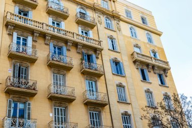 El Eixample, Barcelona, Katalonya, İspanya ve Avrupa 'daki eski apartman binalarının cephesi