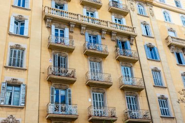 El Eixample, Barcelona, Katalonya, İspanya ve Avrupa 'daki eski apartman binalarının cephesi