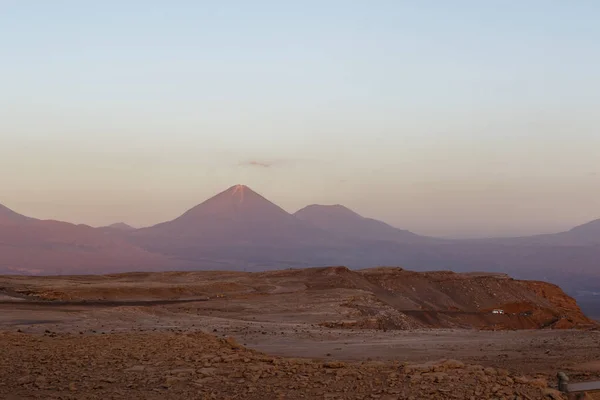 Zachód Słońca Dolinie Księżyca Valle Luna Wulkanem Licancabur Atacama Chile — Zdjęcie stockowe