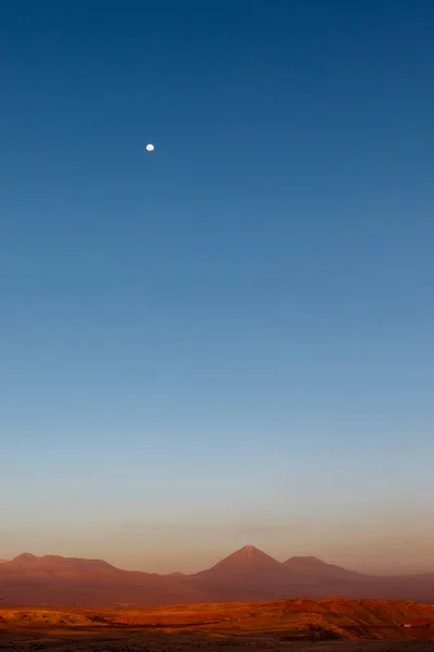 Západ Slunce Údolí Měsíce Valle Luna Sopkou Licancabur Měsícem Pozadí — Stock fotografie