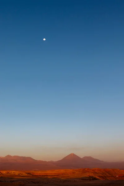 Západ Slunce Údolí Měsíce Valle Luna Sopkou Licancabur Měsícem Pozadí — Stock fotografie